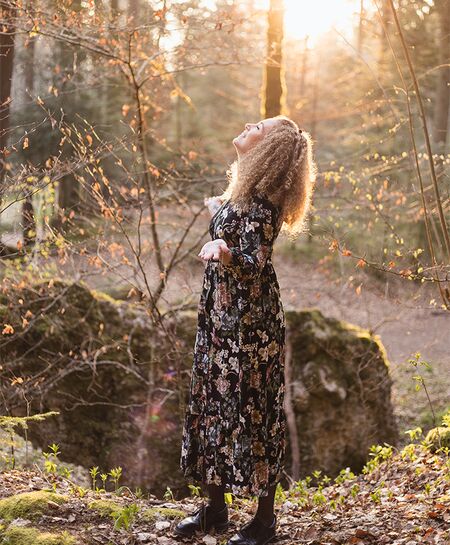 Landschaftsaufnahme Bach in einem Wald.